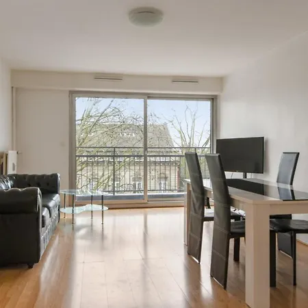 Appartement Modern And Bright Flat With Balcony In Vauban District In - Welkeys